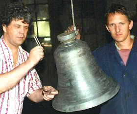 Dieter Ennemoser und Peter Grassmayr mit C37 Glocke